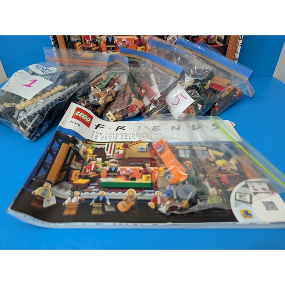 LEGO Friends: Central Perk (21319) COMPLETE - Picture 2 of 3